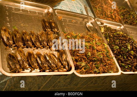 Thailändische Köstlichkeiten in einem Nachtmarkt Stockfoto