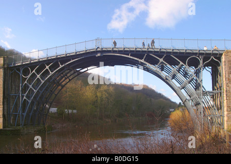 Ironbridge Telford Shropshire die erste Eisenbrücke der Welt von Abraham Darby III erbaute und überquerte den Fluss Severn Stockfoto