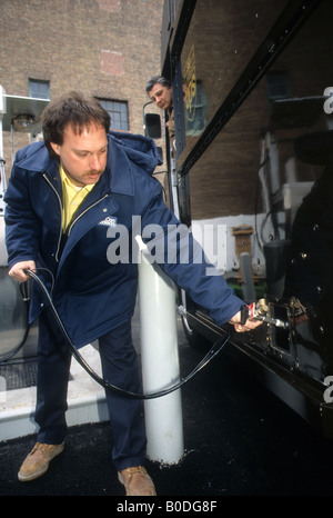 Con Edison Arbeitnehmer tankt UPS Lieferwagen auf ihre komprimiertes Erdgas tanken-Station in New York Stockfoto