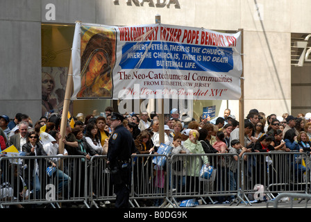 Die Gläubigen und neugierigen versammeln sich auf der Fifth Avenue in New York auf Samstag, 19. April 2008 Papst Benedict XVI ansehen Stockfoto