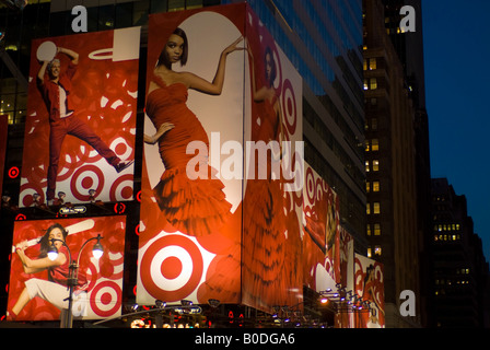 Kaufhaus Werbung am Times Square in New York Stockfoto