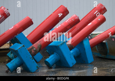 Nonne Bojen aufgereiht auf dem Boden vor in einem Kanal. Stockfoto