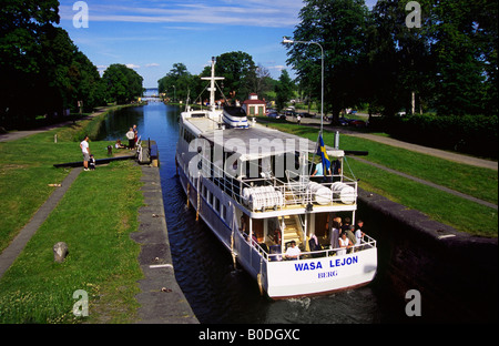 Boot, vorbei an Bergs Slussar, Waterlocks am Göta Kanal, der Kanal gebaut zwischen 1802 1832 durch Schweden Stockfoto