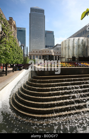 Canary Wharf - Brunnen in Cabot Square. Stockfoto