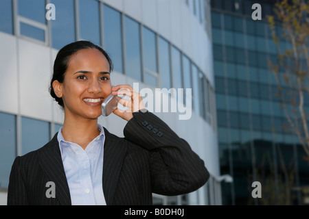 Junge Geschäftsfrau vor Bürogebäude telefonieren mit Handy, Arlington, Virginia, USA, Herr-4-18-08 Stockfoto