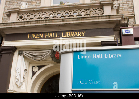 Eingang zum Linen Hall Library Belfast mit Schild im Vordergrund Fokus ist auf Zeichen Stockfoto