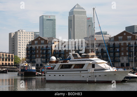 Canary Wharf mit Limehouse Basin Marina Stockfoto