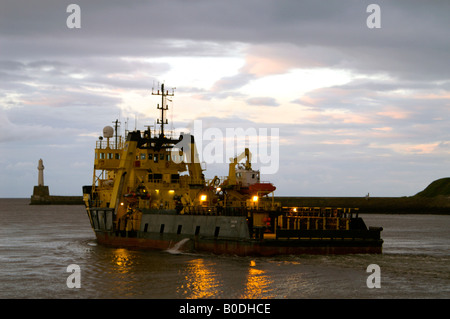 Oil Rig Unterstützung Schiff verlässt Aberdeen Harbour. Stockfoto