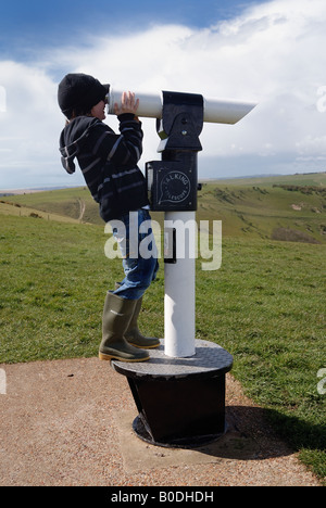 Junge auf der Suche durch Teleskop Stockfoto