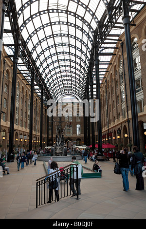 Das Atrium in Butlers Wharf am 13. Oktober 2007 in London, England. Stockfoto