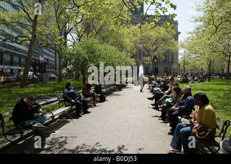Menschen mit Mittagessen im Bowling Green Park, Financial District, Lower Manhattan, New York City Stockfoto
