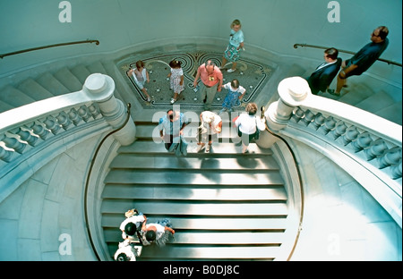 Lille France, Luftaussicht, High Angle, Gruppentouristen, die die Treppe hinuntergehen, gewundene Marmortreppe im 'Beaux Arts Museum' Stockfoto
