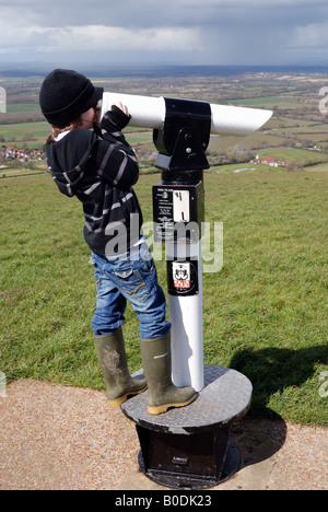 Junge auf der Suche durch Teleskop Stockfoto