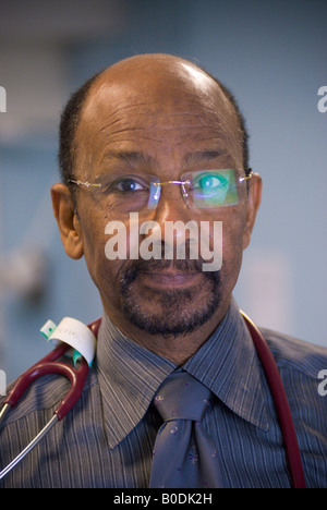 Porträt eines Arztes in einem Krankenhaus Stockfoto