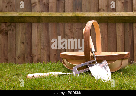 Eine traditionelle hölzerne Trug und Hand Werkzeuge Garten Stillleben Stockfoto