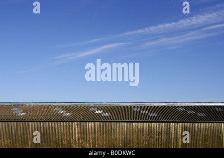 Hölzerne Lager auf dem Lande mit einem blauen Himmelshintergrund Stockfoto