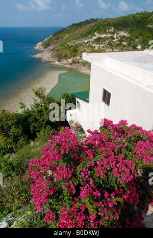 Atemberaubende Aussicht von einer Blume gefüllt, Balkon mit Blick auf eine tropische Bucht, Thailand. Stockfoto