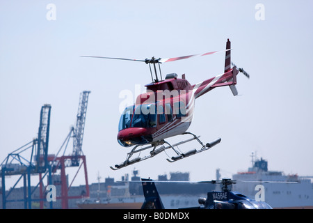 Ein Bell 206 Hubschrauber abheben von einem Hubschrauberlandeplatz in New York City Stockfoto