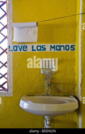 Bunten gelben Eingang zu den Toiletten in einem Café neben dem Eingang zu Coba Ruinen, Mexiko Stockfoto