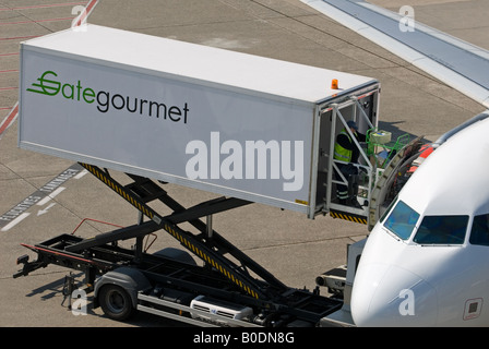 Gate Gourmet Airline-catering der Verladung in ein Passagierflugzeug am Flughafen Düsseldorf International, Deutschland. Stockfoto