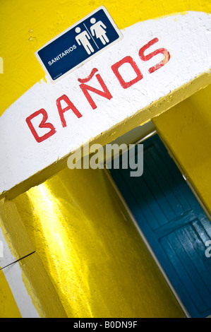 Bunten gelben Eingang zu den Toiletten in einem Café neben dem Eingang zu Coba Ruinen, Mexiko Stockfoto