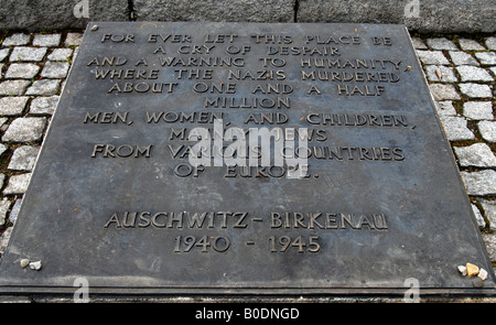 Englischer Sprache Gedenktafel (Plaque) im Museum Auschwitz-Birkenau in Oswiecim, Polen Stockfoto