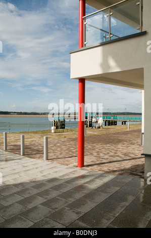 Uferpromenade am Fluss Neuentwicklung Läden Büros und Luxuswohnungen im Victoria Dock Caernarfon Gwynedd Nord-Wales Stockfoto