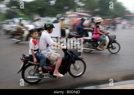 Motorradfahrer auf Tran Tien, Hanoi, Vietnam Stockfoto