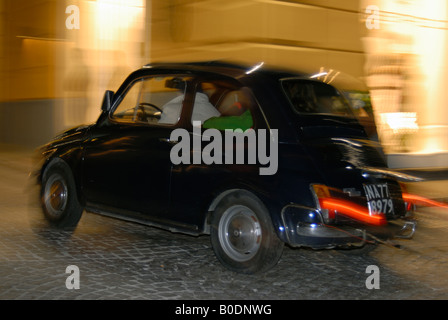 Klassischen Fiat 500 fahren durch nächtliche Sorrent, Italien Stockfoto