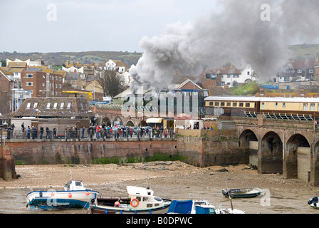 Eine Charta Dampfzug unter der Leitung von 34067 'Tangmere' Folkestone Hafen verlassen. Stockfoto