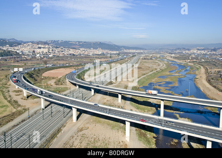 AVE-Bahnhof und a-2 neben Llobregat Fluß. Luftbild Stockfoto