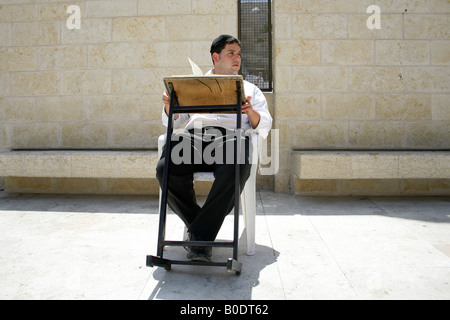 junger jüdischer Mann Lesen der Tora an der Klagemauer Jerusalem israel Stockfoto