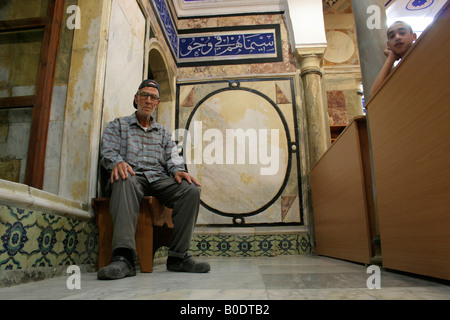 Hausmeister und junge in Akko Moschee israel Stockfoto