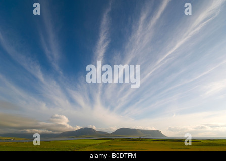 Cirrus-Wolken über die Hoy Hügel in der Nähe von Stromness, Orkney Inseln, Schottland, UK Stockfoto