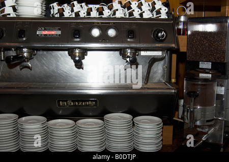 Große Kaffee und Cappuccino Maschine im Restaurant mit Tassen und Untertassen Stockfoto