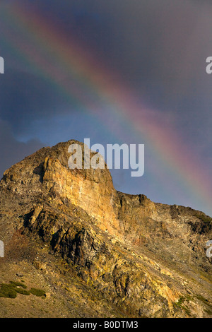 Doppelter Regenbogen über Mt Dana im Yosemite-Nationalpark, Kalifornien Stockfoto