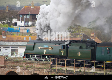 Eine Charta Dampfzug unter der Leitung von 34067 'Tangmere' Folkestone Hafen verlassen. Stockfoto