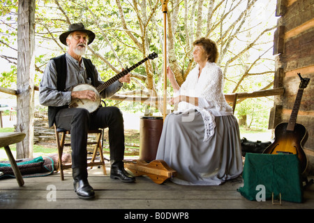 Alte Zeit-Country-Musiker, die auf der Veranda der Hütte in Cades Cove Great Smoky Mountains Nationalpark Tennessee Stockfoto