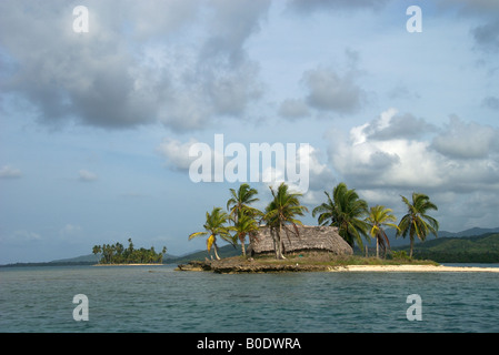 Inseln im tropischen Paradies mit einer vakanten Cabana und Palmen drauf, San Blas Inseln, Panama. Stockfoto