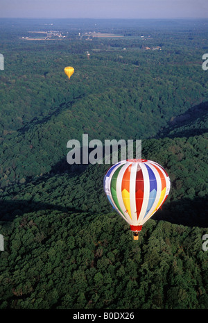 Heißluft Ballons fliegen über südlichen Indiana Hügel Stockfoto