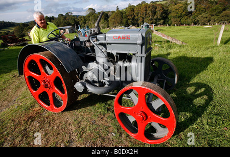 Antike 1926 Fall Cross Motor Traktor angetrieben durch den Eigentümer Stockfoto