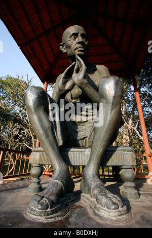 Gandhi-Statue am Rajghat Gedenkstätte in New Delhi Indien Stockfoto