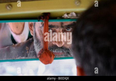 bärtige Auto-Rikscha-Fahrer in Delhi Indien Stockfoto