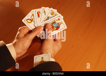 Hände-Spielkarten. Betrügen. Stockfoto