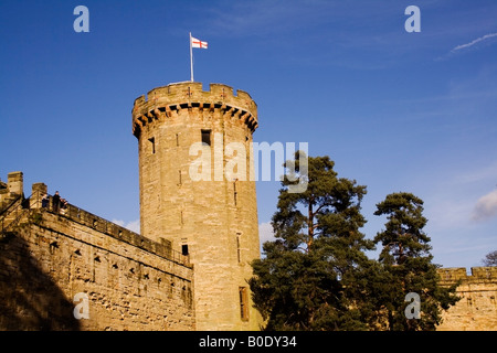 Burgmauer und Revolver mit St. George Fahne. der Turm ist das Rückgrad des Verteidigungssystems des Schlosses Stockfoto