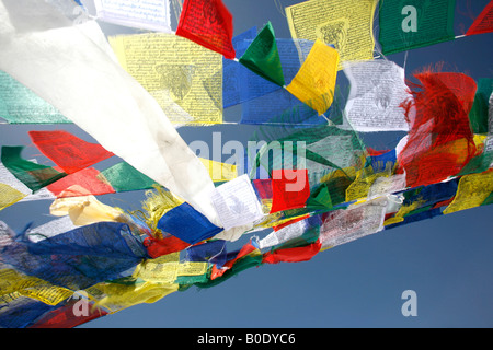 Fahnen im Wind am blauen Himmel schweben zu beten Stockfoto