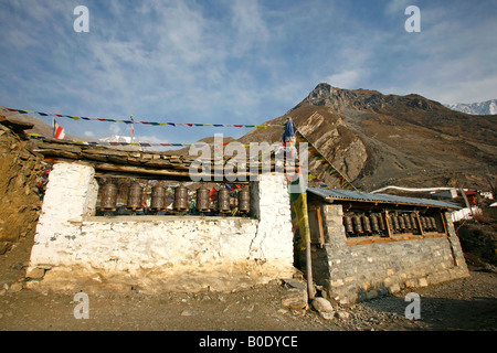 beten, Räder und Fahnen in Muktinath Annapurna-nepal Stockfoto