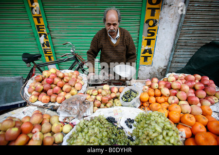 Straßenhändler in Delhi mit seinen Produkten Stockfoto