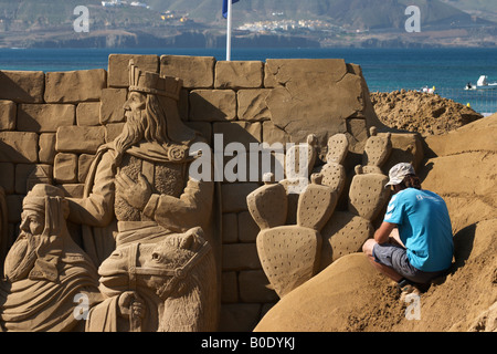 Bildhauer arbeitet an großen Krippe Szene Sand Skulptur am Playa de Las Canteras auf Gran Canaria auf den Kanarischen Inseln Stockfoto