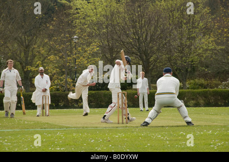 Männer, die Amateure spielen Cricket in einem Frühling Nachmittag, UK Stockfoto